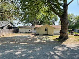 Foreclosed Home - 820 WILLIAMS RD, 83617