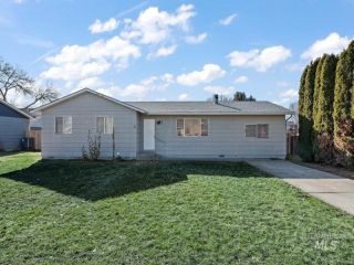Foreclosed Home - 106 NE 14TH DR, 83619