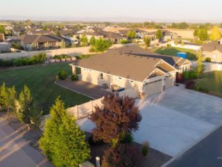 Foreclosed Home - 7703 E STONECASTLE DR, 83687