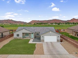 Foreclosed Home - 36 W SEDONA VALLEY RD, 84741