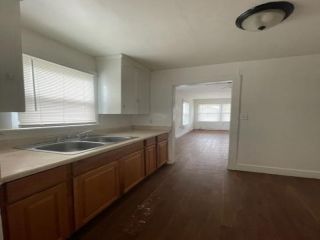 Foreclosed Home - 825 E WHITNEY ST, 93204