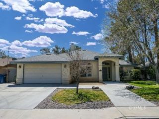 Foreclosed Home - 1213 W TAMARISK AVE, 93555