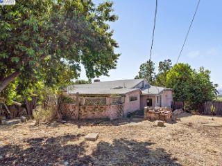 Foreclosed Home - 2550 HILLCREST AVE, 94542