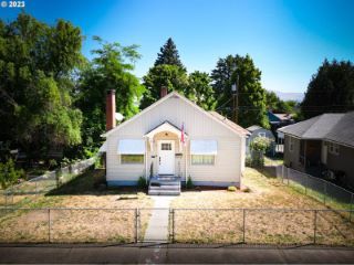 Foreclosed Home - 415 W 11TH ST, 97058