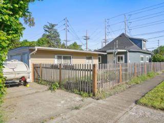 Foreclosed Home - 501 E 3RD ST, 97132