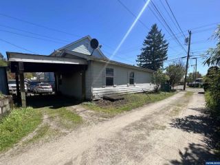 Foreclosed Home - 1111 E 4TH ST, 97132