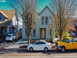 Foreclosed Home - 5320 SE MILWAUKIE AVE, 97202