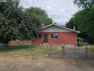 Foreclosed Home - 513 W COLLINS ST, 98620